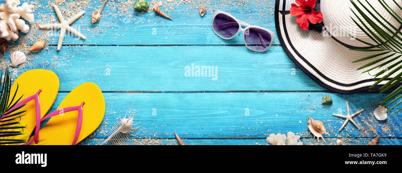 Fond de plage d'été - Chapeau et lunettes de soleil sur bleu Plank avec Palm et coquilles Banque D'Images