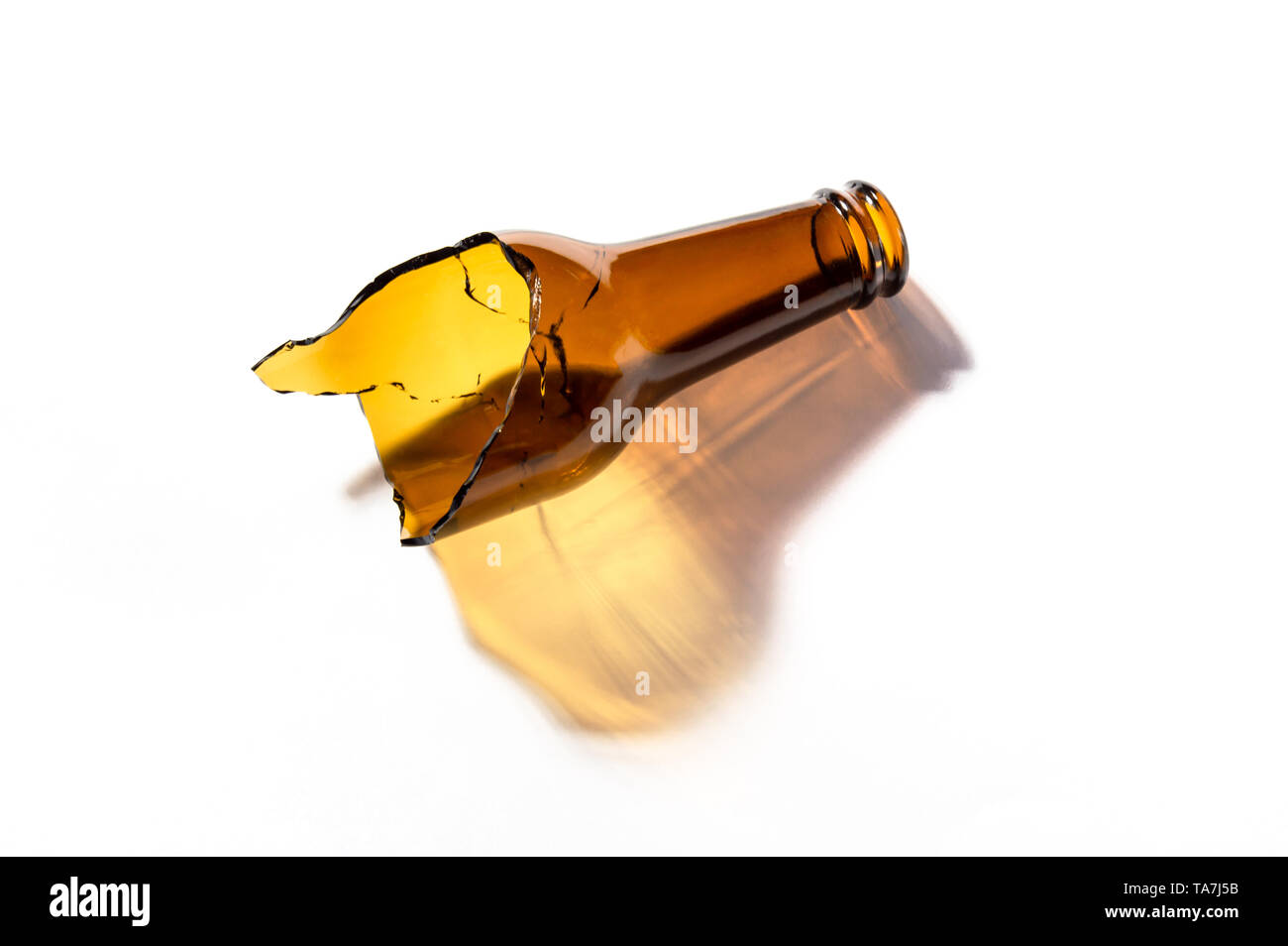 Bouteille de bière en verre cassé en deux isolé sur fond blanc. Flacon en  verre opaque de couleur brun fissurée. Arme improvisée Photo Stock - Alamy