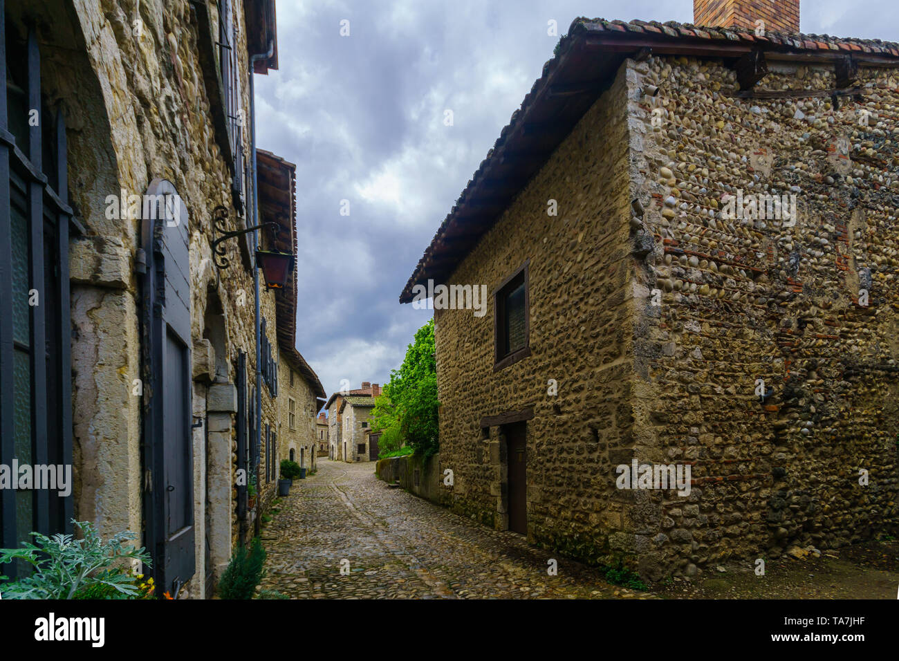 Vue d'une ruelle dans le village médiéval Perouges, Ain, France Banque D'Images