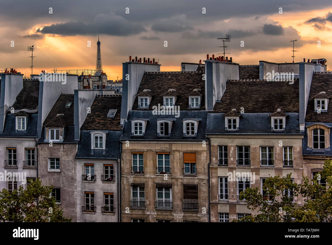 Toits de Paris vue de Beaubourg Banque D'Images