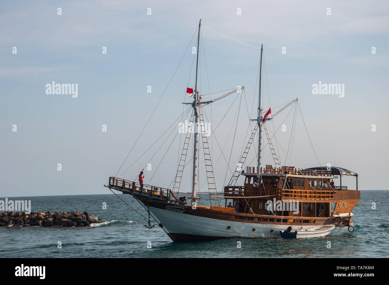 Bulukumba, Indonésie - 13 septembre 2018 : navire amarré au Pinisi port maritime à Bulukumba, Sud de Sulawesi, Indonésie. Le pinisi ou phinisi est un tra Banque D'Images