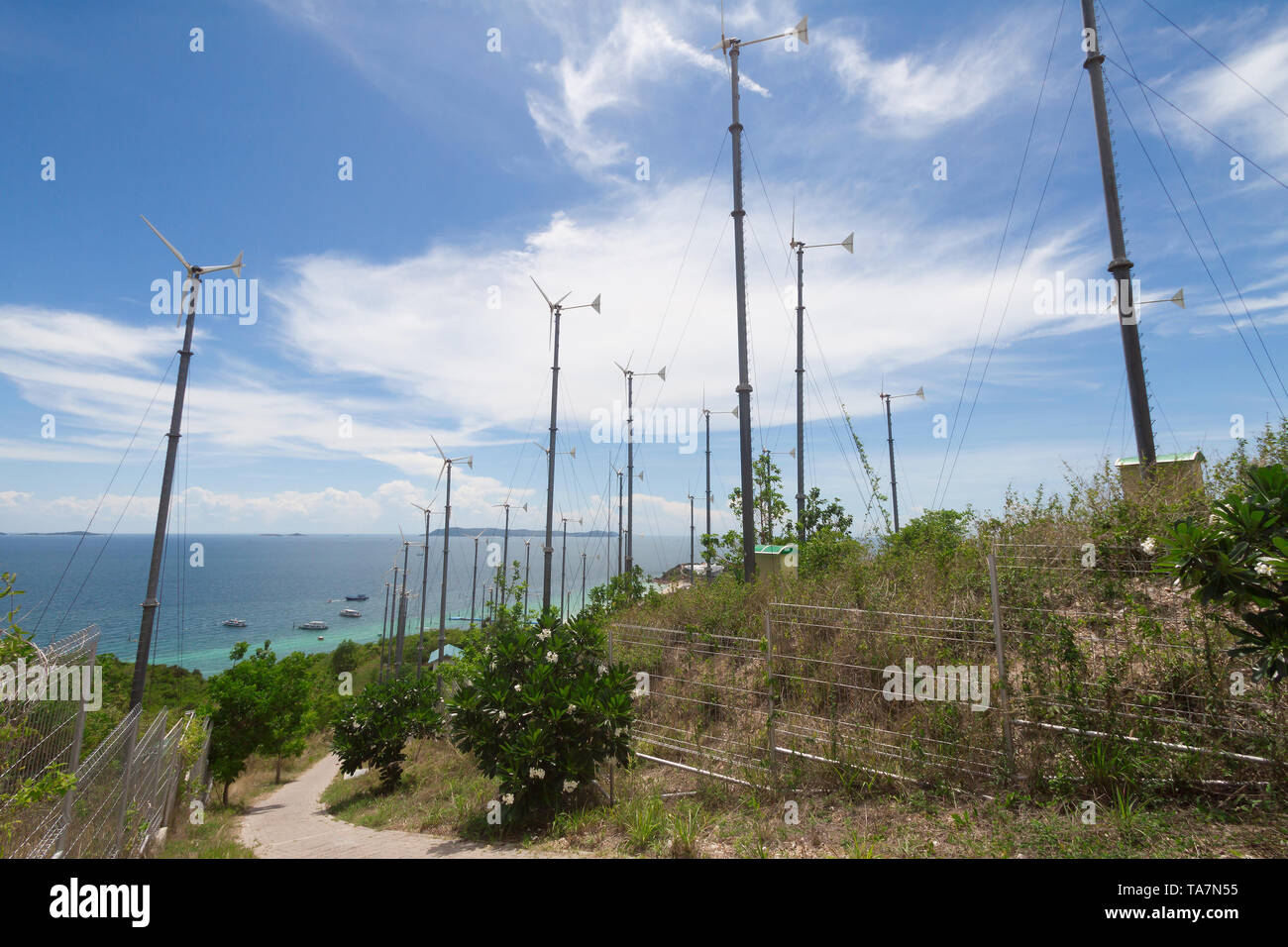 Éoliennes et la mer bleue. Banque D'Images