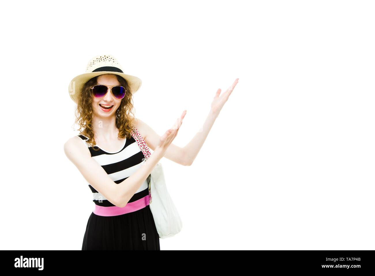 Jeune fille en tenue d'été tourisme mains pointant sur couverture blanche, l'espace  pour la promotion de l'agence de voyage zone Photo Stock - Alamy