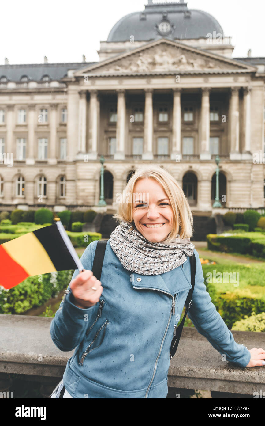 Une femelle est touristique avec le pavillon de la Belgique dans le contexte de la Palais Royal de Bruxelles. Banque D'Images