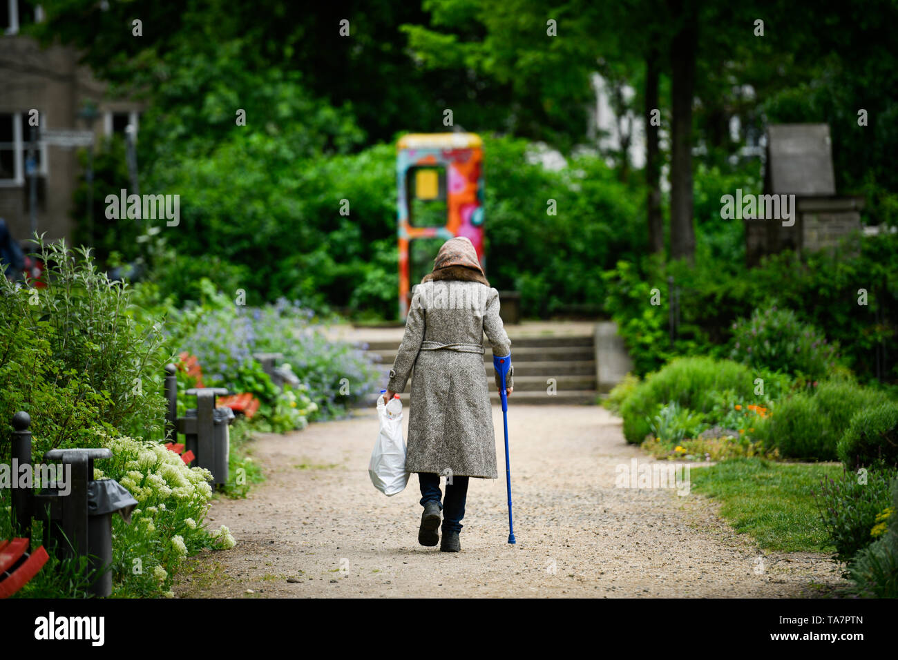 Mettre la photo symbolique, la pauvreté des personnes âgées, les cadres supérieurs, la collecte des bouteilles, Gestelltes Symbolfoto, park,,, Flaschensammeln Altersarmut Seniorin, Parc Banque D'Images
