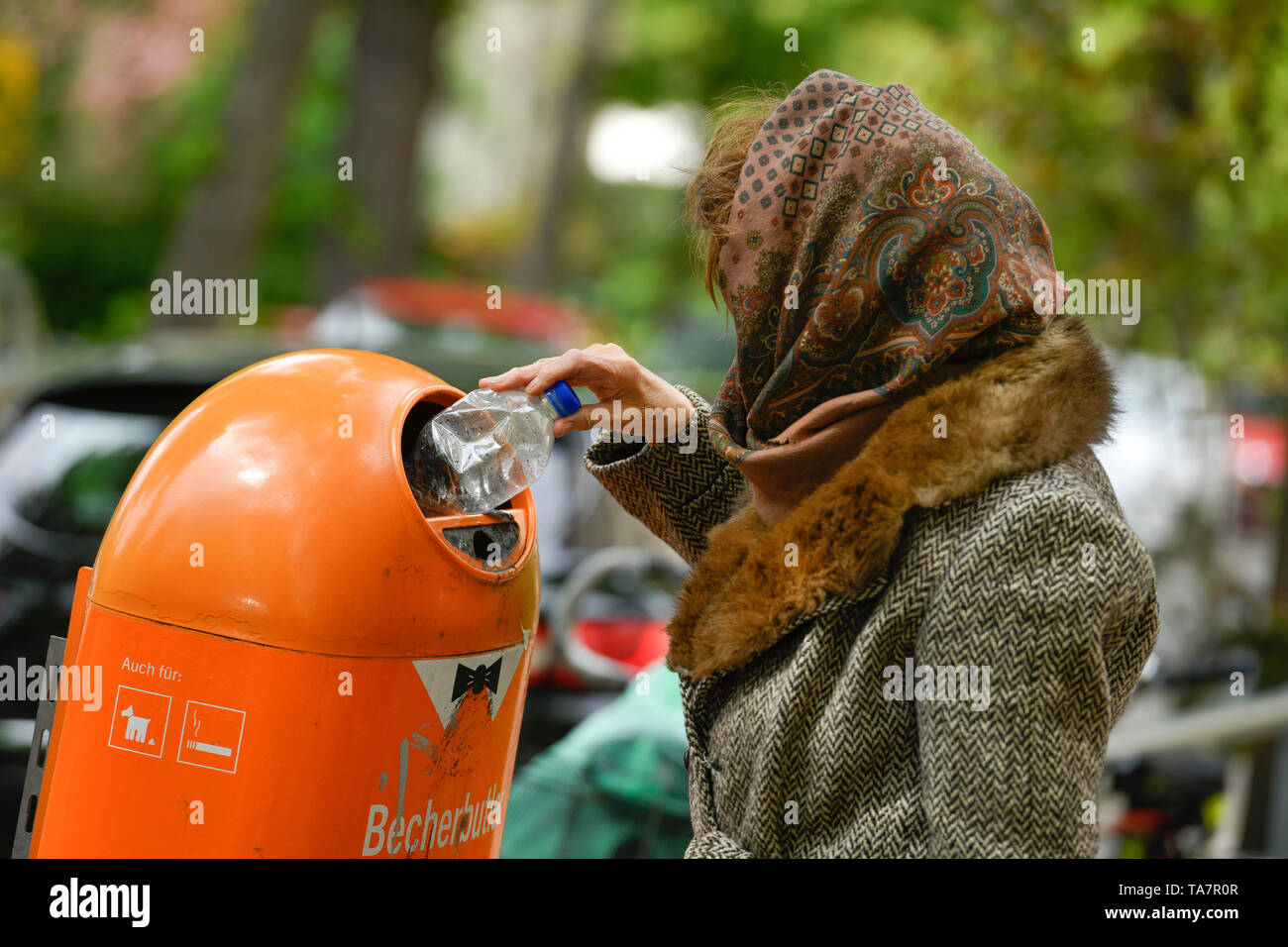 Mettre la photo symbolique, la pauvreté des personnes âgées, les cadres supérieurs, la collecte des bouteilles, poubelles, Gestelltes Symbolfoto, Altersarmut, Flaschensammeln, Seniorin, Mülleimer Banque D'Images