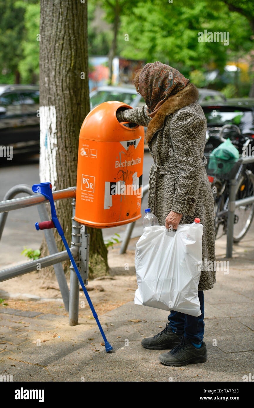 Mettre la photo symbolique, la pauvreté des personnes âgées, les cadres supérieurs, la collecte des bouteilles, poubelles, Gestelltes Symbolfoto, Altersarmut, Flaschensammeln, Seniorin, Mülleimer Banque D'Images