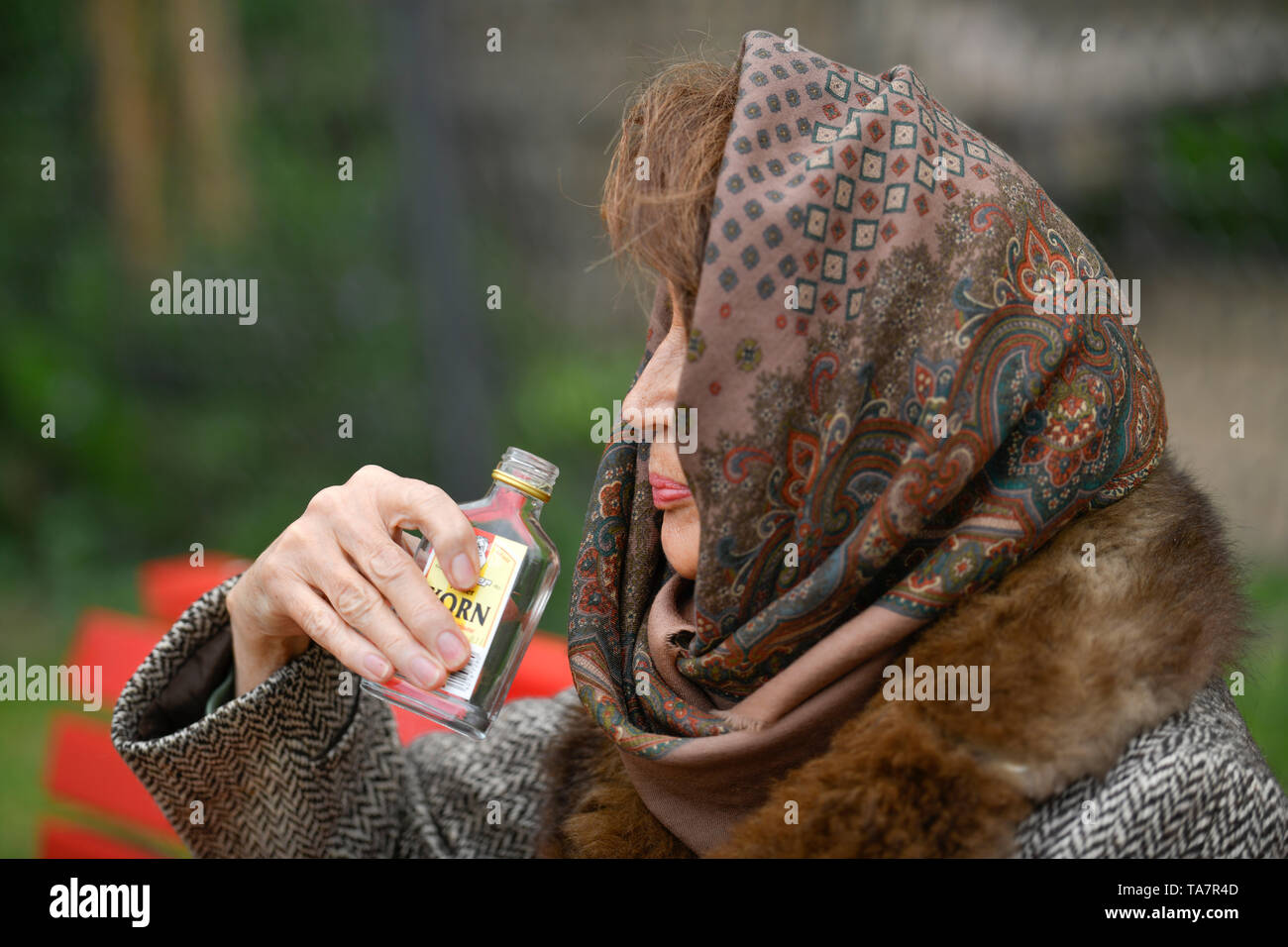 Mettre la photo symbolique, l'alcool, senior, Gestelltes Symbolfoto, Alkohol, Seniorin Banque D'Images