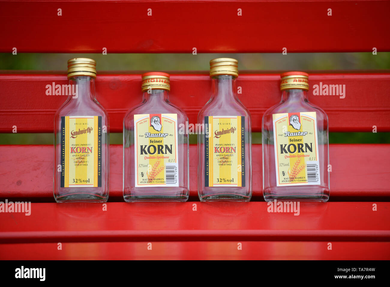 Flacon sur un banc de parc, photo symbolique de l'alcool, Flachmänner Symbolfoto auf einer Parkbank, Alkohol Banque D'Images
