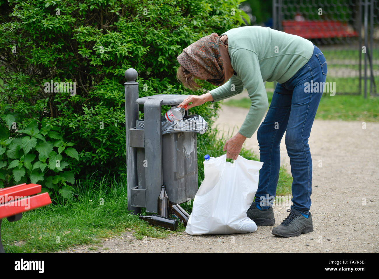 Mettre la photo symbolique, la pauvreté des personnes âgées, les cadres supérieurs, la collecte des bouteilles, poubelles, Gestelltes Symbolfoto, parc, Altersarmut Seniorin, Flaschensammeln, Vétroz SA, Banque D'Images