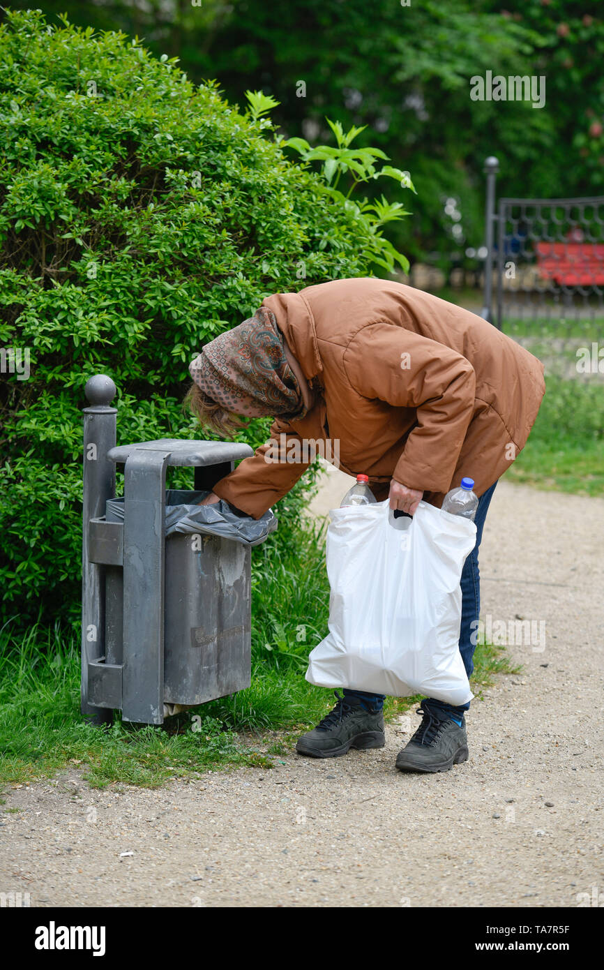 Mettre la photo symbolique, la pauvreté des personnes âgées, les cadres supérieurs, la collecte des bouteilles, poubelles, Gestelltes Symbolfoto, parc, Altersarmut Seniorin, Flaschensammeln, Vétroz SA, Banque D'Images