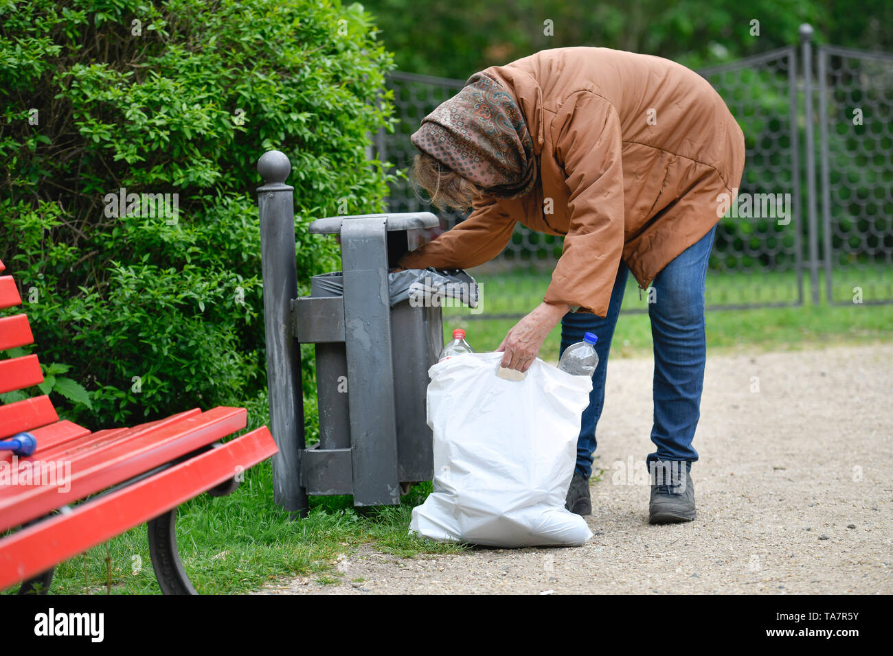Mettre la photo symbolique, la pauvreté des personnes âgées, les cadres supérieurs, la collecte des bouteilles, poubelles, Gestelltes Symbolfoto, parc, Altersarmut Seniorin, Flaschensammeln, Vétroz SA, Banque D'Images