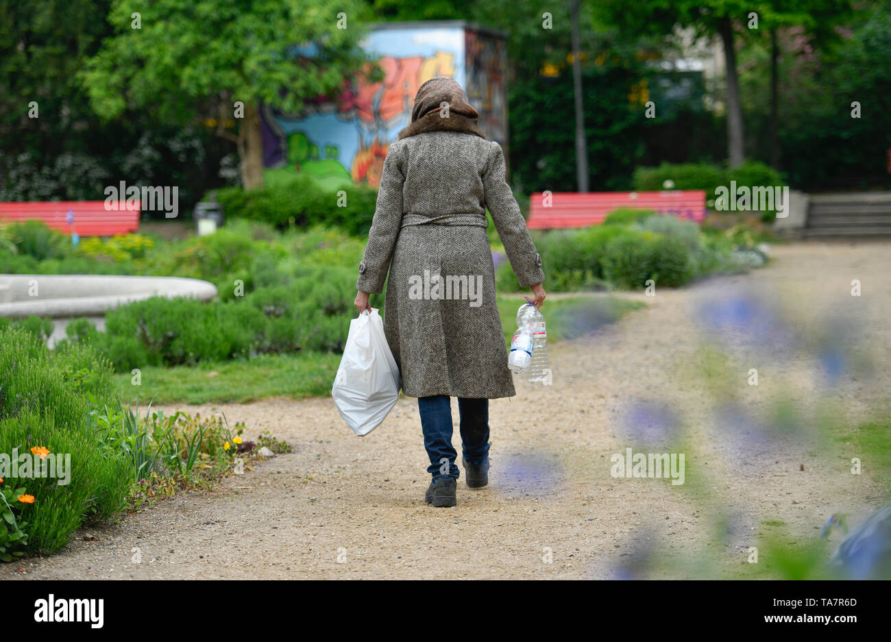 Mettre la photo symbolique, la pauvreté des personnes âgées, les cadres supérieurs, la collecte des bouteilles, Gestelltes Symbolfoto, park,,, Flaschensammeln Altersarmut Seniorin, Parc Banque D'Images