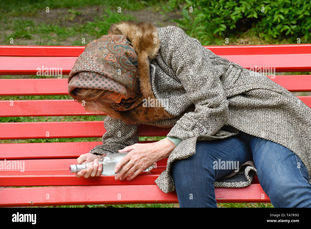 Mettre la photo symbolique, l'alcool, senior, Gestelltes Symbolfoto, Alkohol, Seniorin Banque D'Images