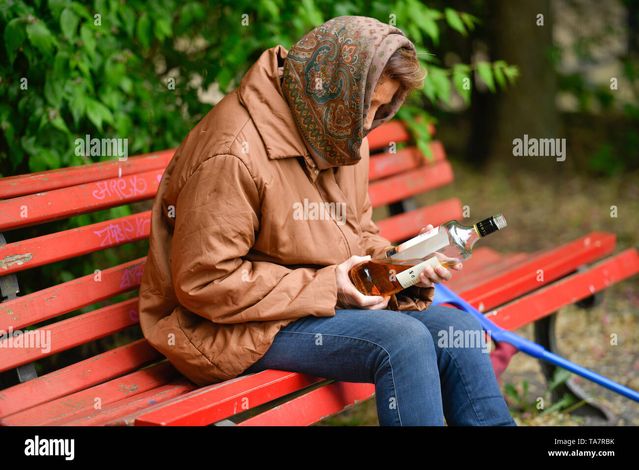 Mettre la photo symbolique, l'alcool, senior, Gestelltes Symbolfoto, Alkohol, Seniorin Banque D'Images