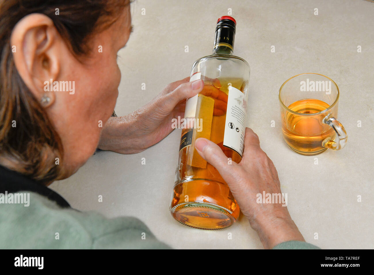 Mettre la photo symbolique, l'alcool, senior, Gestelltes Symbolfoto, Alkohol, Seniorin Banque D'Images