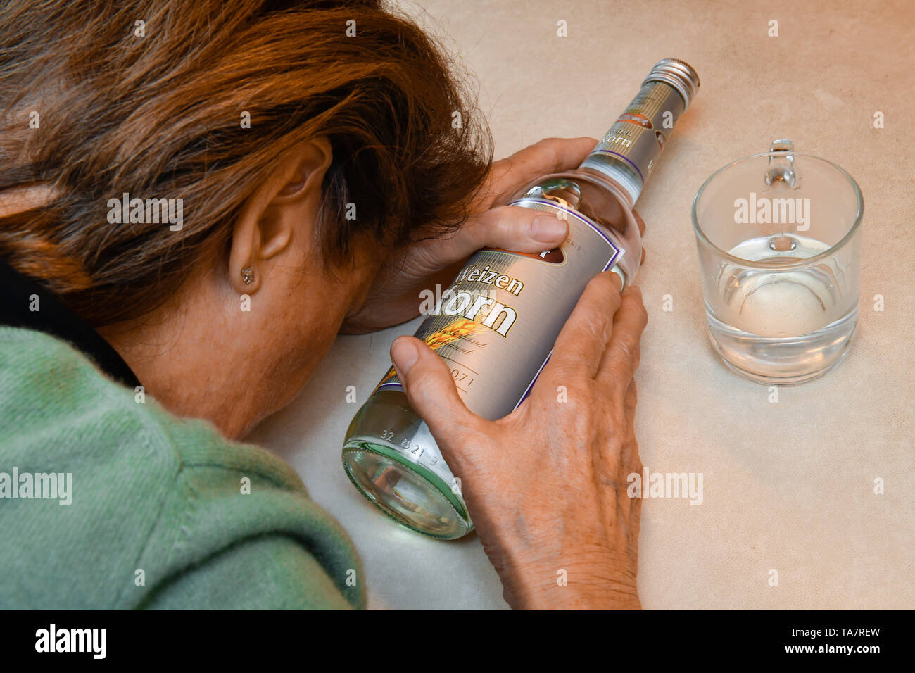 Mettre la photo symbolique, l'alcool, senior, Gestelltes Symbolfoto, Alkohol, Seniorin Banque D'Images