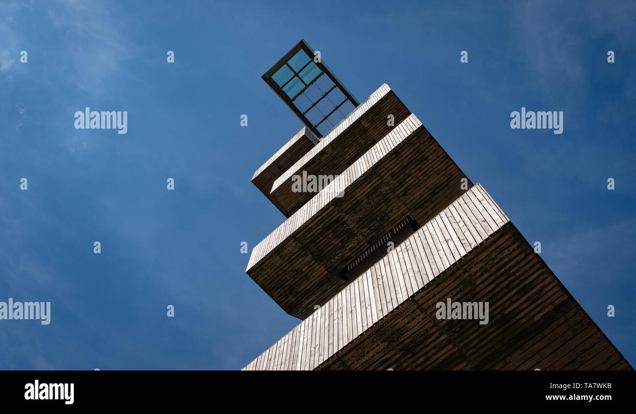 La plate-forme d'observation sur une tour contre ciel bleu à la frontière de trois à Vaals, les Pays-Bas à l'été Banque D'Images