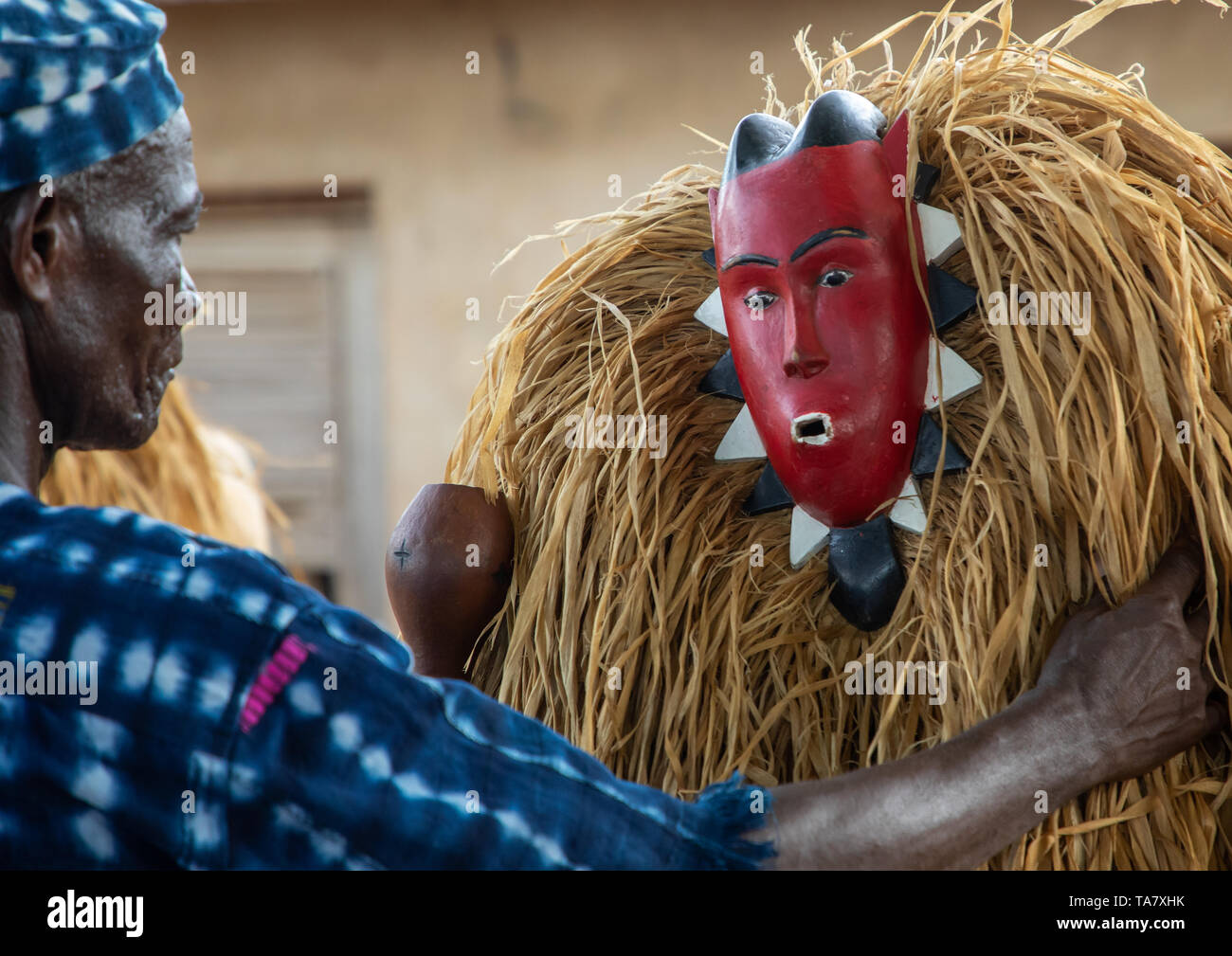 Goli masque sacré à Baule tribe lors d'une cérémonie, Région des Lacs, Bomizanbo, Côte d'Ivoire Banque D'Images