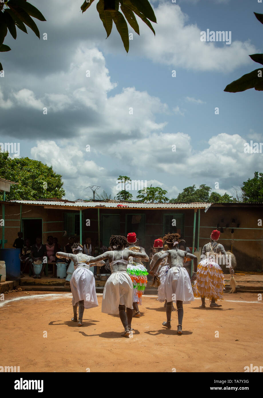 La danse des femmes au cours d'une cérémonie à Adjoua Messouma Komians, centre d'initiation, Aniassue Moyen-Comoé, Côte d'Ivoire Banque D'Images