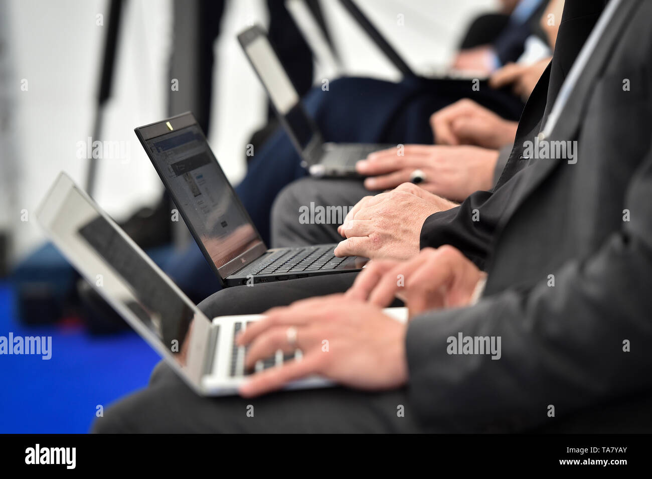 Détail avec les journalistes mains tapant sur les ordinateurs portables au cours d'une conférence de presse Banque D'Images