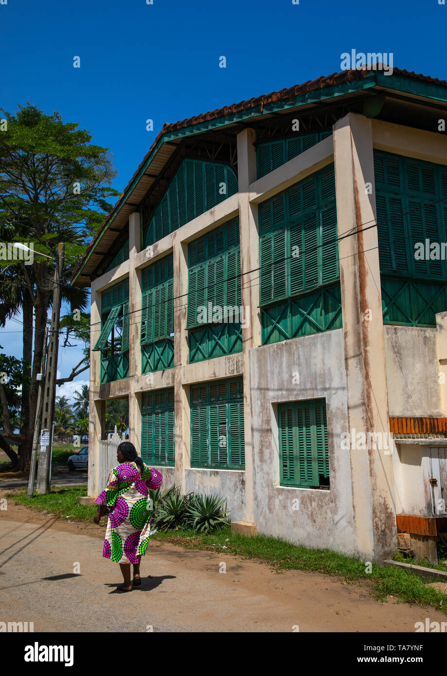 Ancien bâtiment colonial français anciennement la maison des douanes dans le domaine du patrimoine mondial de l'UNESCO, Sud-Comoé, Grand-Bassam, Côte d'Ivoire Banque D'Images