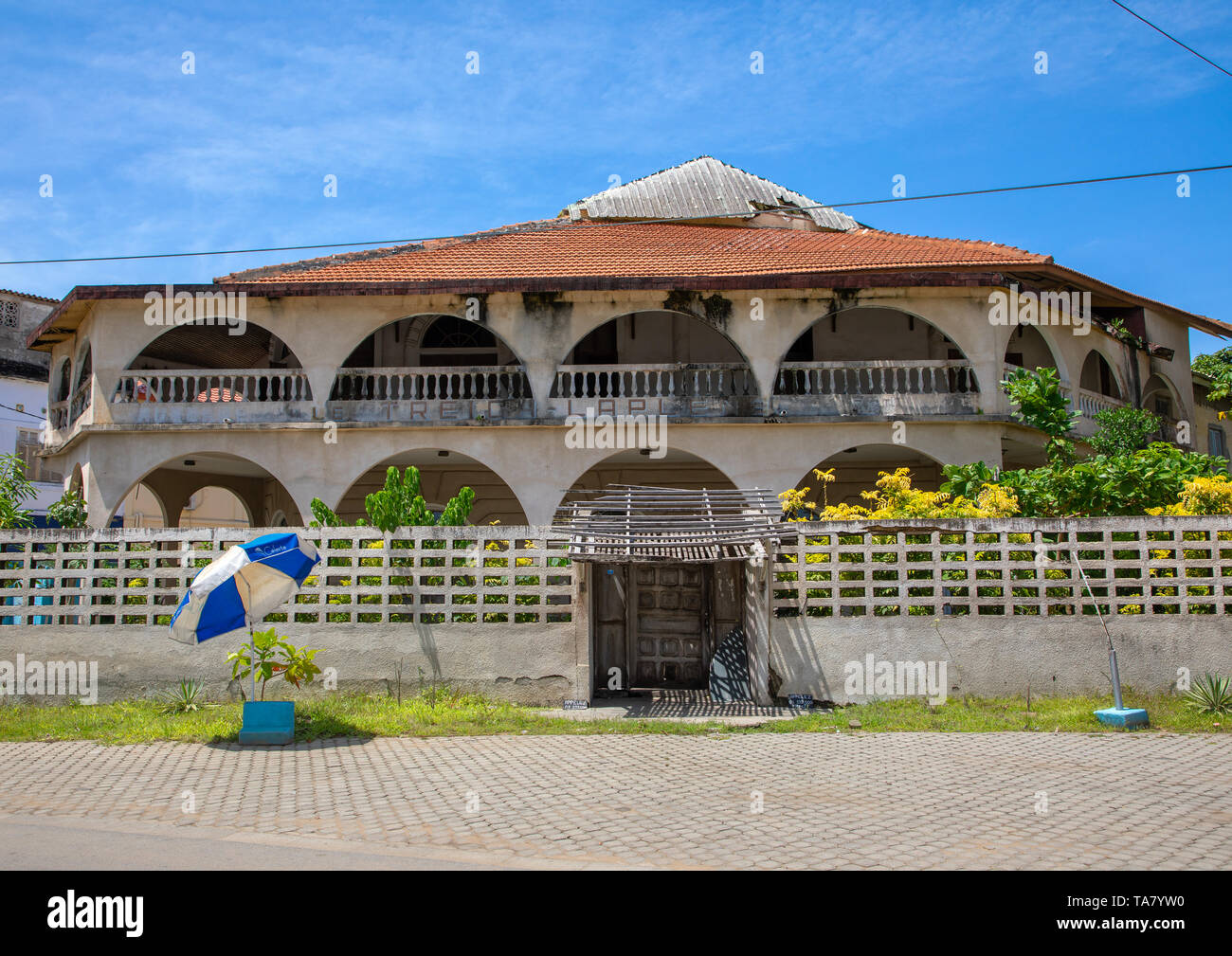 Ancien bâtiment colonial français dans le domaine du patrimoine mondial de l'UNESCO, Sud-Comoé, Grand-Bassam, Côte d'Ivoire Banque D'Images