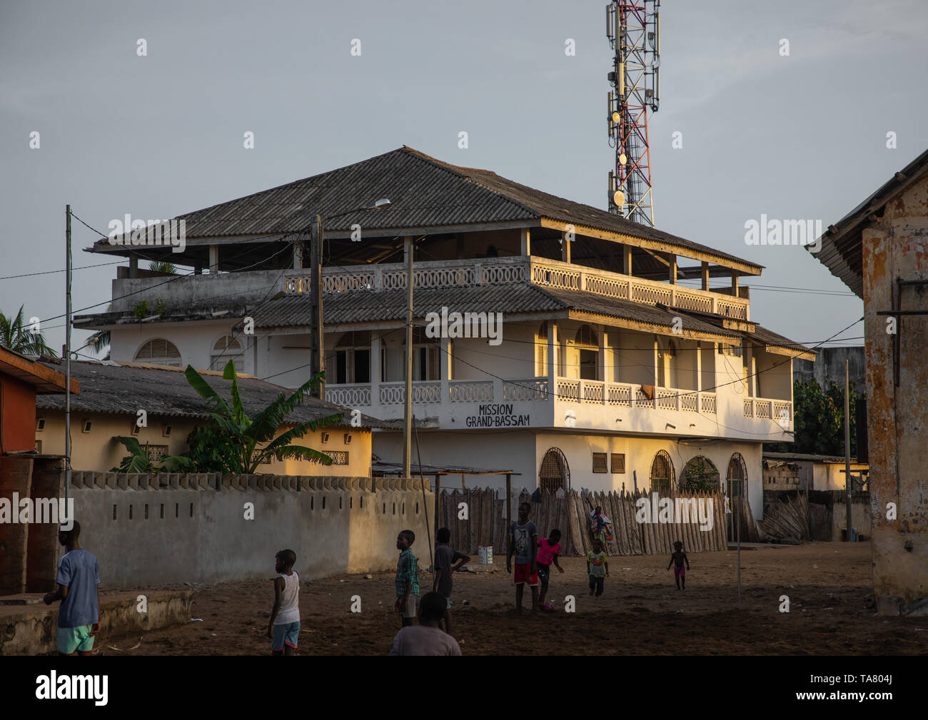 Ancien bâtiment colonial français dans le domaine du patrimoine mondial de l'UNESCO, Sud-Comoé, Grand-Bassam, Côte d'Ivoire Banque D'Images