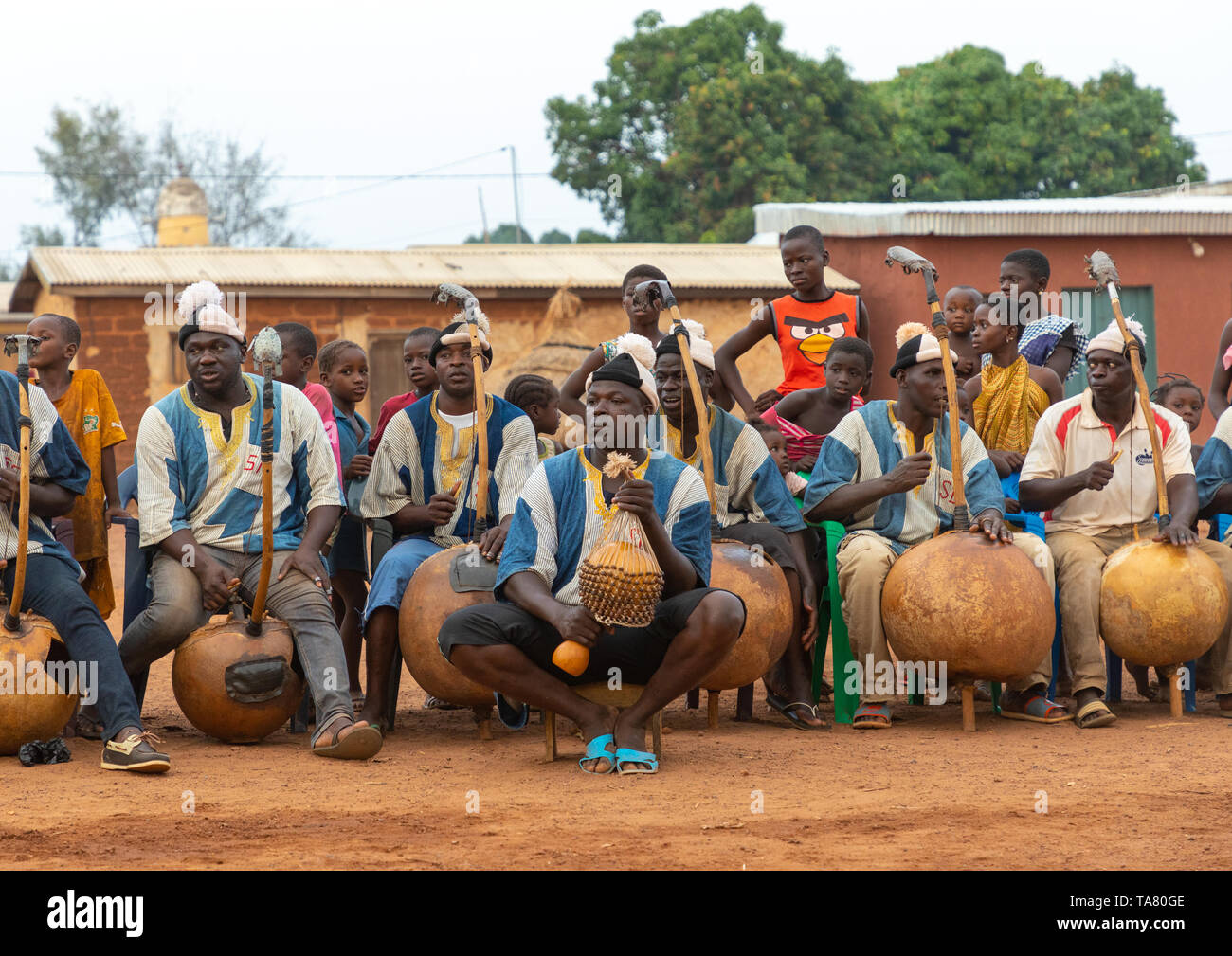 Des musiciens africains koras au cours de danse de la Boloye homme panthère, district des Savanes, Waraniene, Côte d'Ivoire Banque D'Images