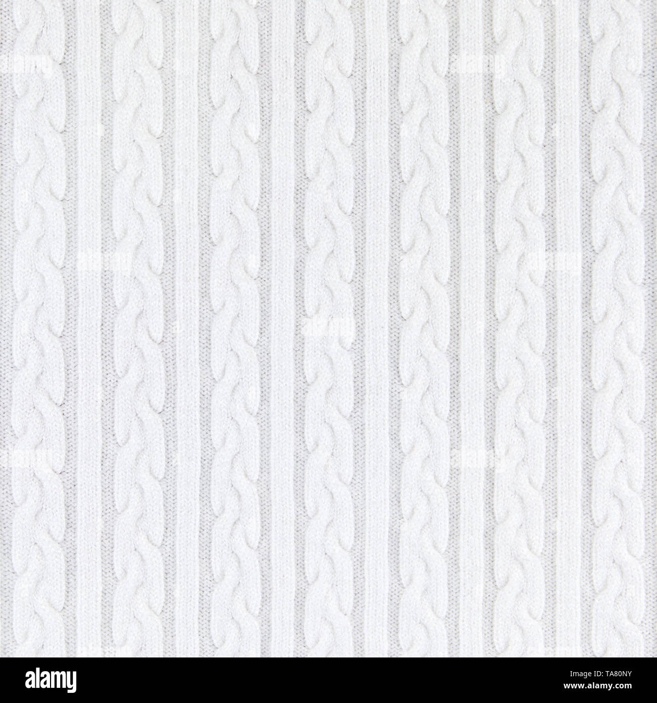 Texture Tissu tricot avec des nattes et de rayures. Tricot Machine répéter la texture de chandail. Tricot blanc Arrière-plan. Banque D'Images