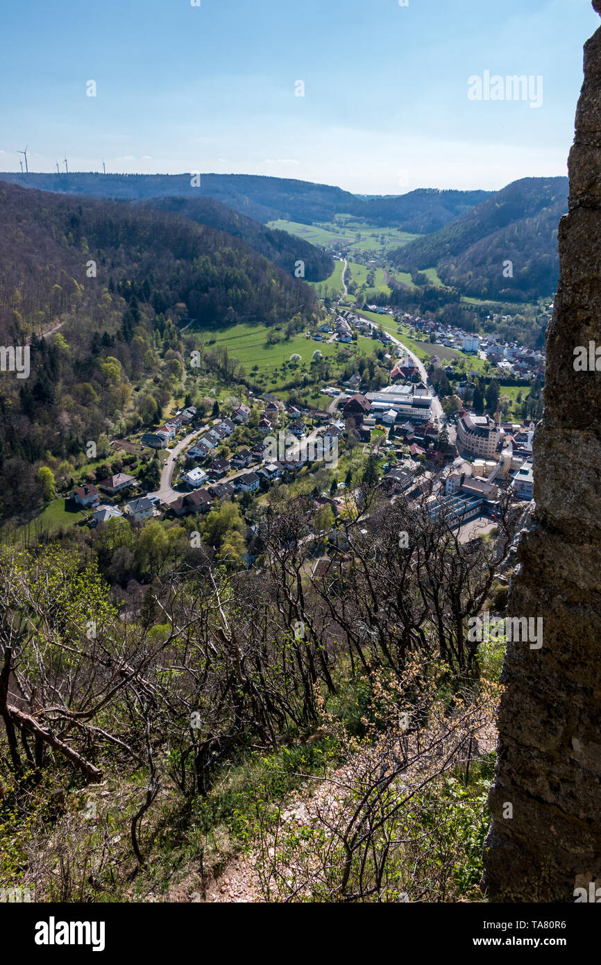 Petit village au milieu de la campagne allemande, avec des collines, forêts, champs et prairies et les murs d'un château Banque D'Images