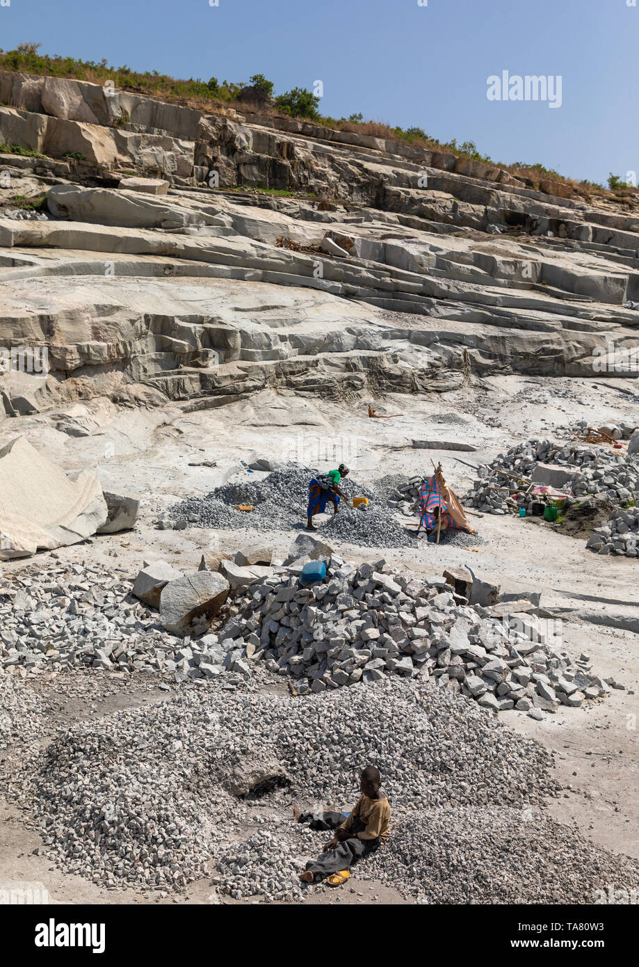 Les Africains travaillant dans une carrière de granit, district des Savanes, Shienlow, Côte d'Ivoire Banque D'Images