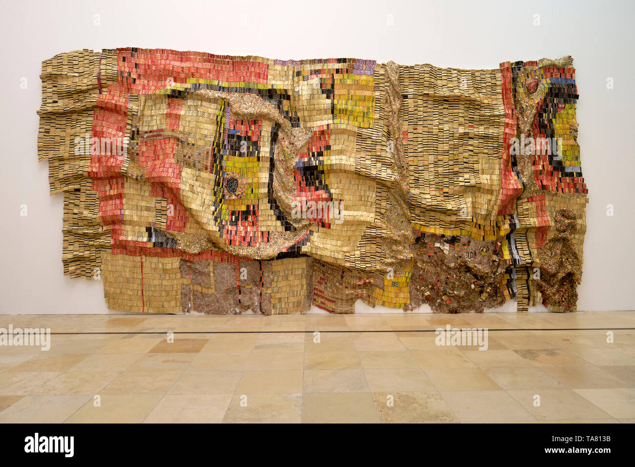 L'œuvre d'El Anatsui un artiste qui crée un tissu métallique colorée comme wall-sculptures en bouteille recyclé de déchets - Haus der Kunst Banque D'Images
