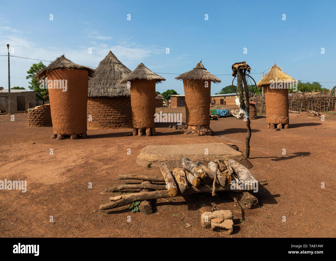 Greniers aux toits de chaume dans un village sénoufo, district des Savanes, Niofoin, Côte d'Ivoire Banque D'Images