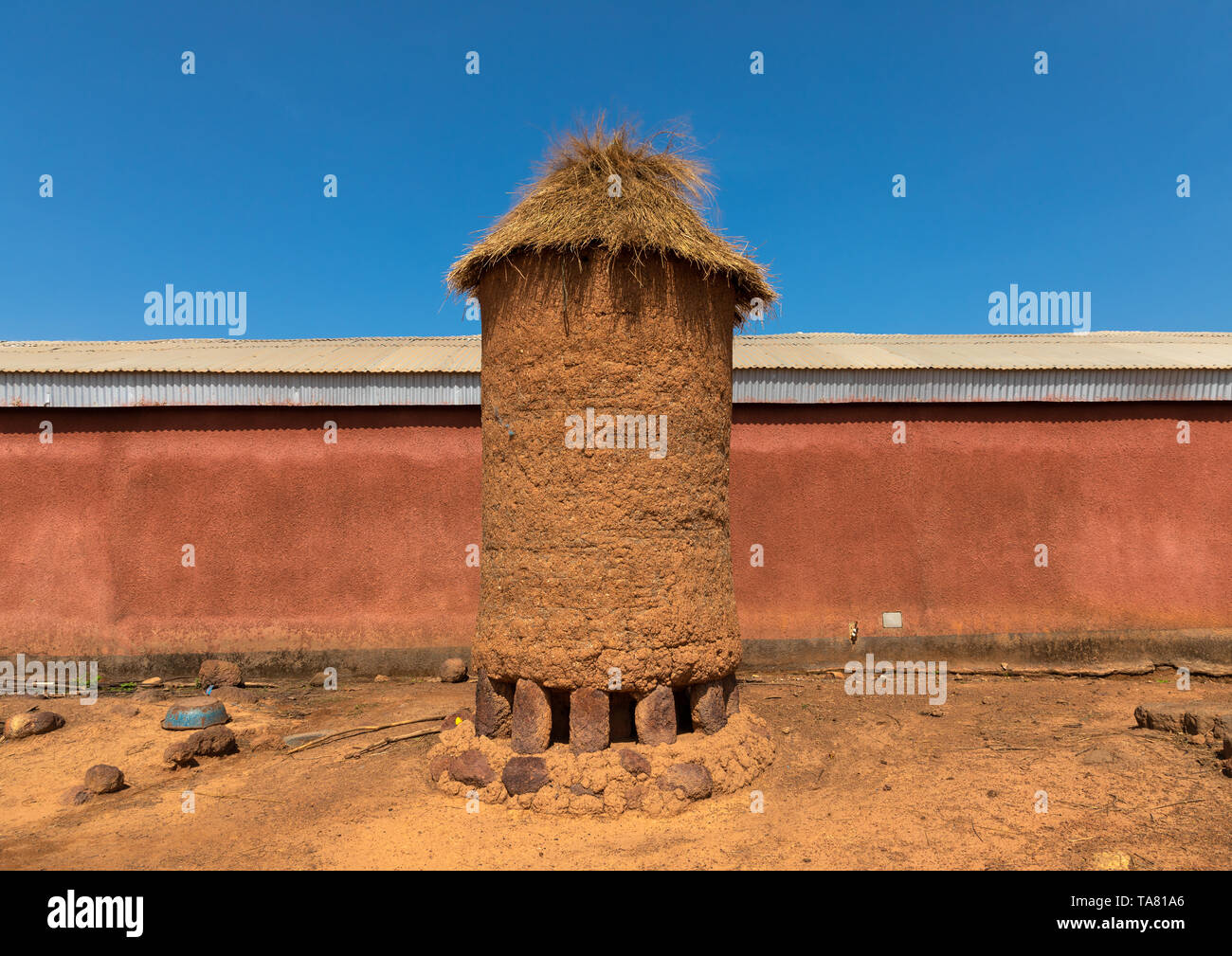 Grenier avec un toit de chaume, district des Savanes, Niofoin, Côte d'Ivoire Banque D'Images