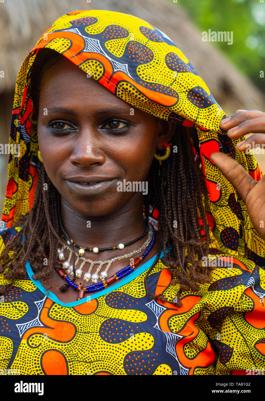 Portrait d'une tribu Peul jeune femme avec des vêtements colorés, district des Savanes, Boundiali, Côte d'Ivoire Banque D'Images
