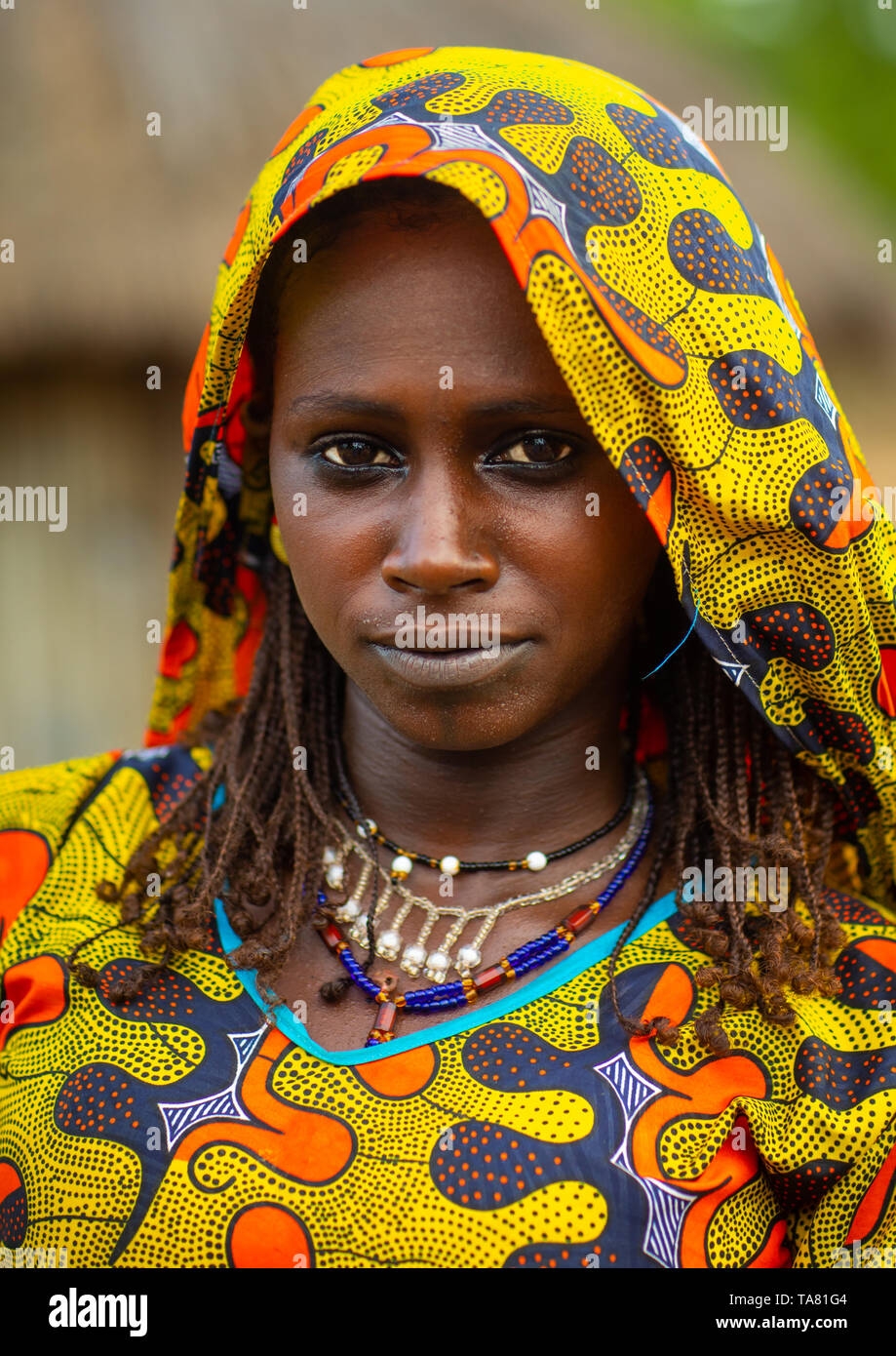 Portrait d'une tribu Peul jeune femme avec des vêtements colorés, district des Savanes, Boundiali, Côte d'Ivoire Banque D'Images