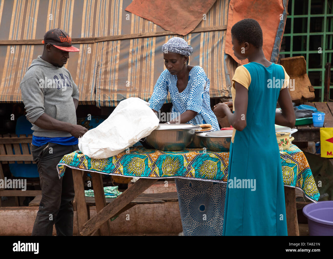 Femme africaine sellling dans l'alimentaire sreet, district des Savanes, Boundiali, Côte d'Ivoire Banque D'Images