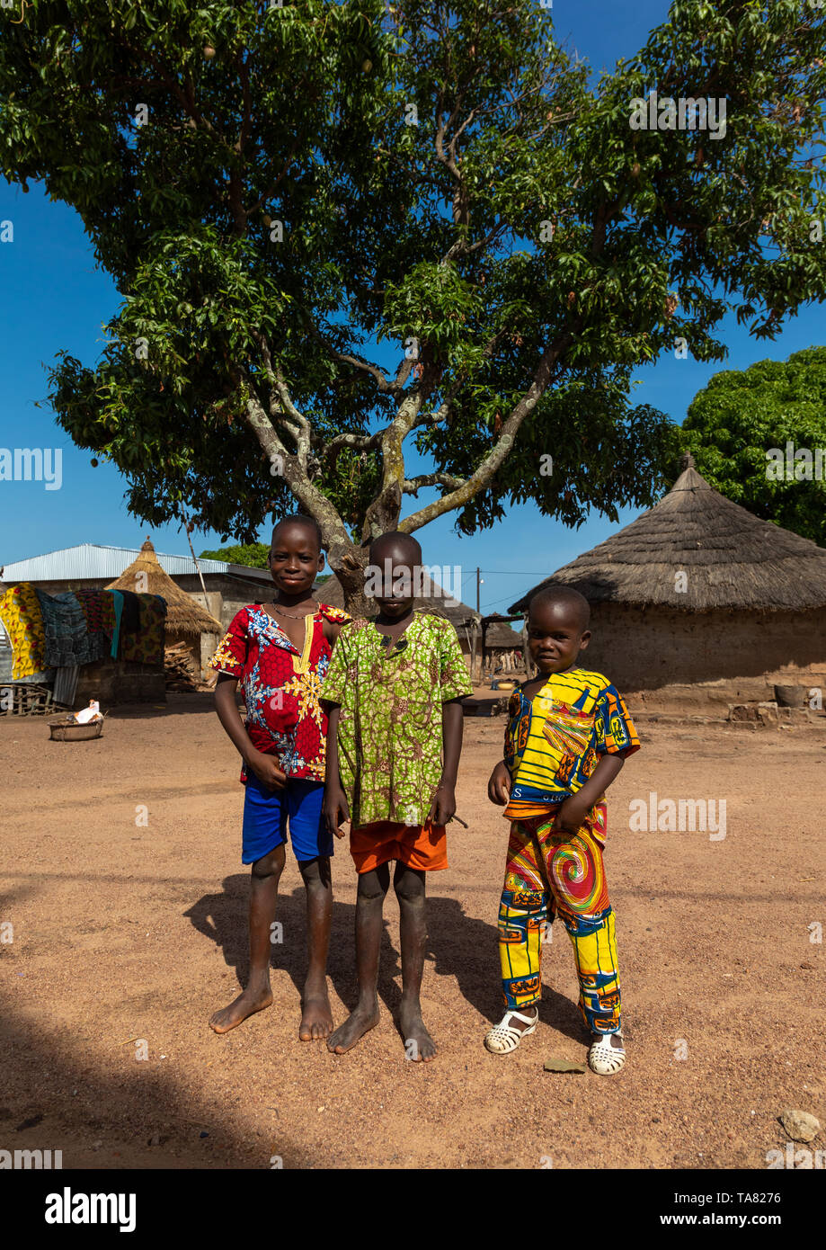 Portrait de trois garçons africains dans un village, Denguélé, Korondougou, Côte d'Ivoire Banque D'Images