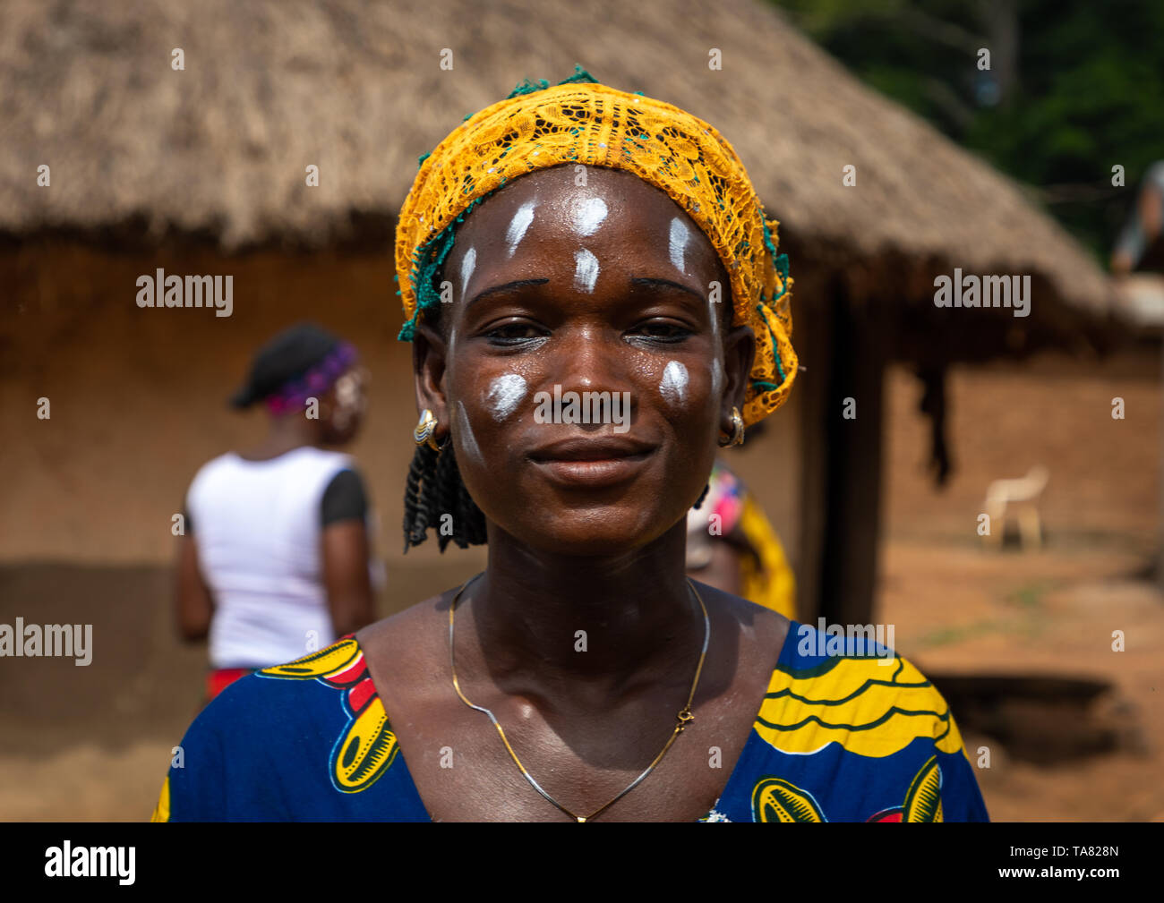 Femme de la tribu de Dan célébrant la récolte de l'igname dans un village, Bafing, Godoufouma, Côte d'Ivoire Banque D'Images