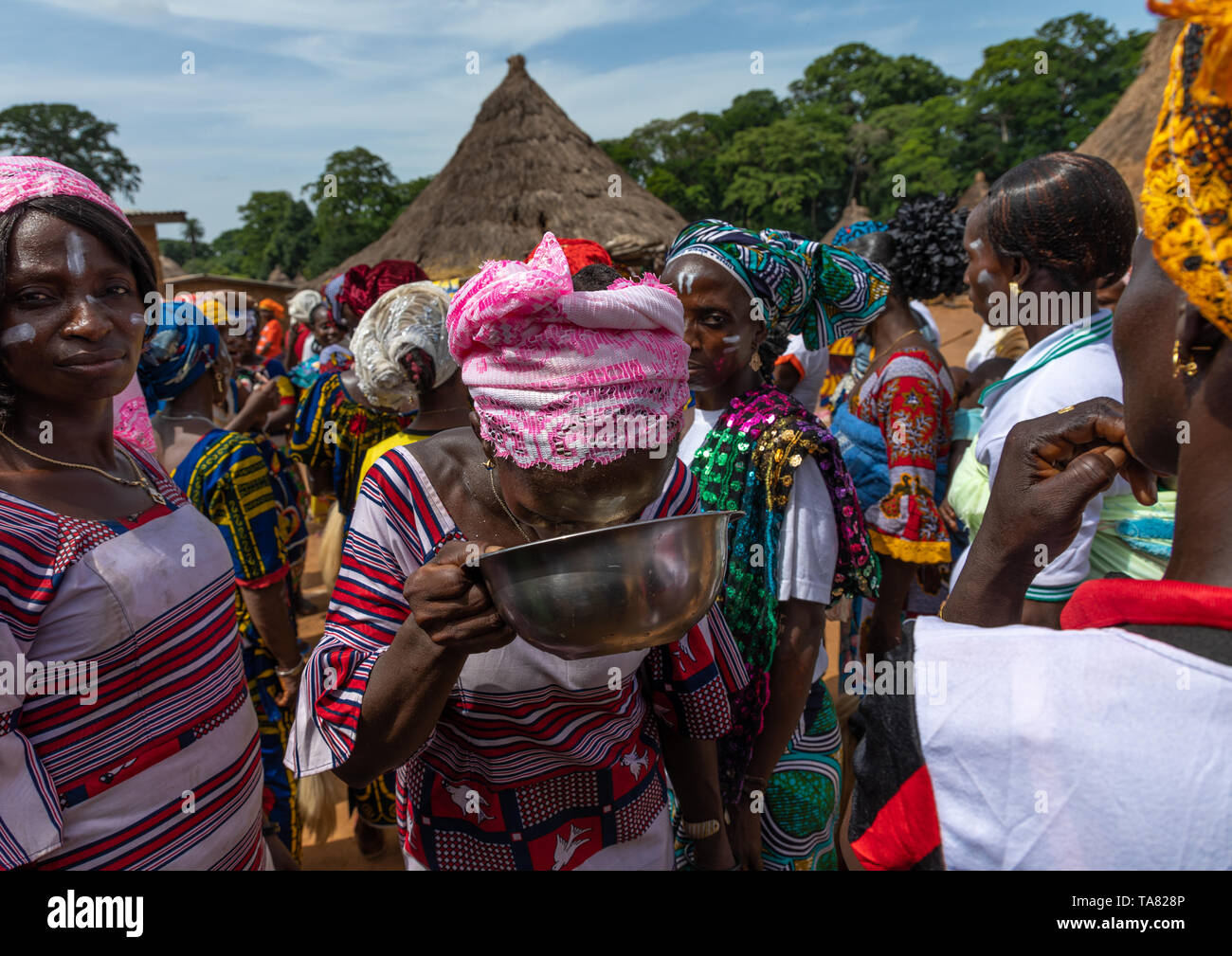 Les femmes de la tribu de Dan célébrant la récolte de l'igname dans un village, Bafing, Godoufouma, Côte d'Ivoire Banque D'Images