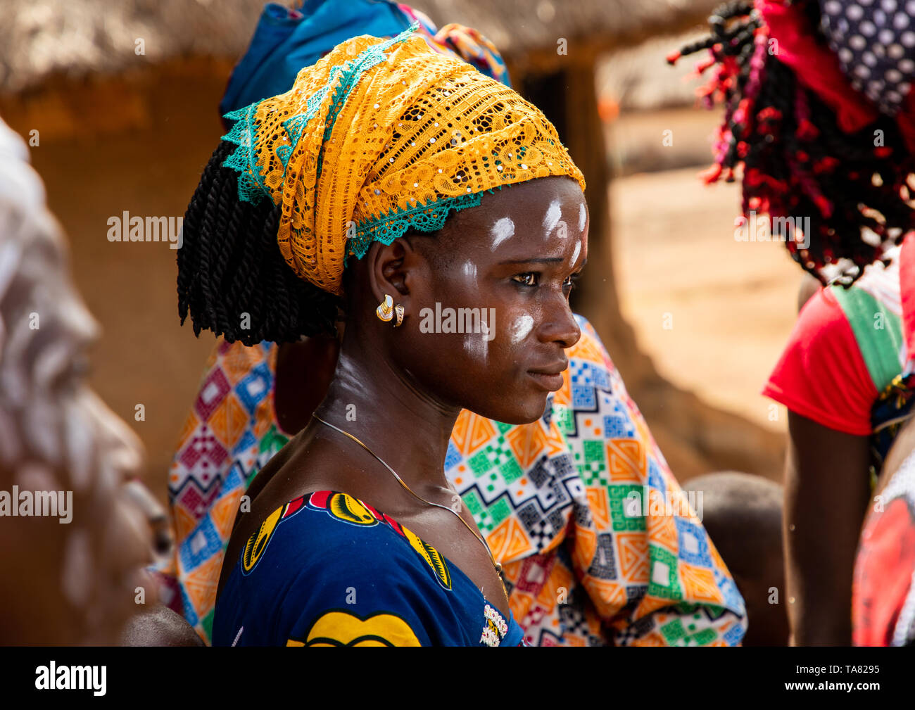 Femme de la tribu de Dan célébrant la récolte de l'igname dans un village, Bafing, Godoufouma, Côte d'Ivoire Banque D'Images