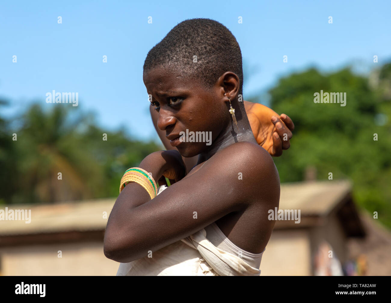 La tribu de Dan young woman dancing lors d'une cérémonie, Bafing, Gboni, Côte d'Ivoire Banque D'Images