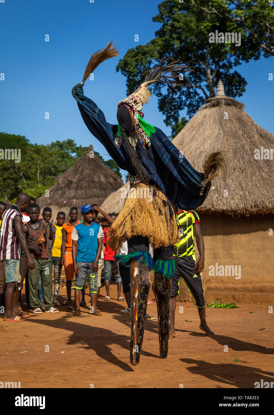 La grande danse avec pilotis appelé Kwuya Gblen-Gbe dans la tribu de Dan au cours d'une cérémonie, Bafing, Gboni, Côte d'Ivoire Banque D'Images