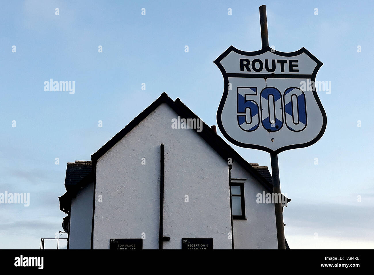 Côte Nord, une banderole indique la route 500 Ecosse 8 mai - 19 mai. Voyage à travers l'Écosse Foto Samantha Insidefoto Zucchi Banque D'Images