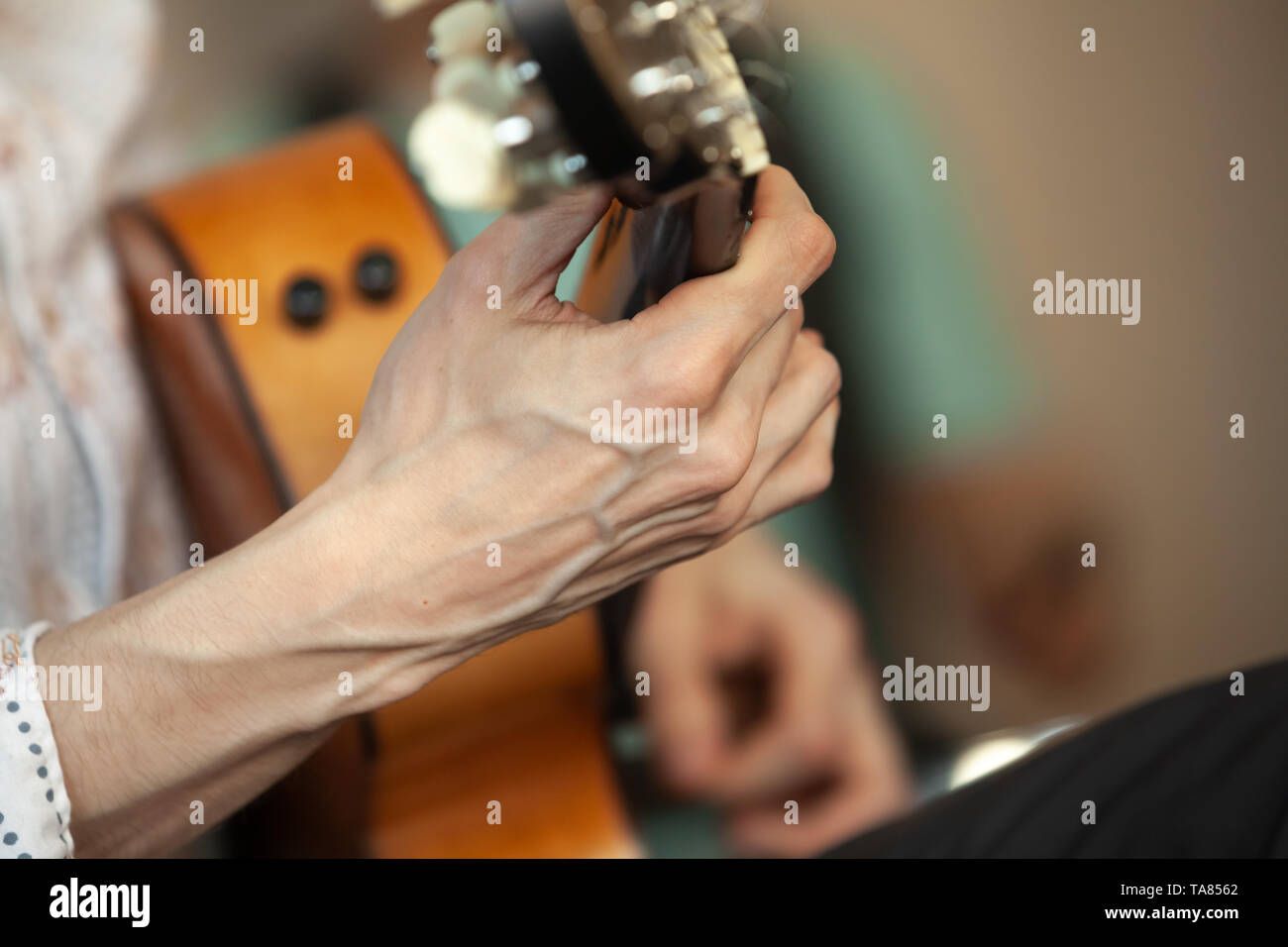 Mains d'un joueur de guitare acoustique, close-up photo Banque D'Images