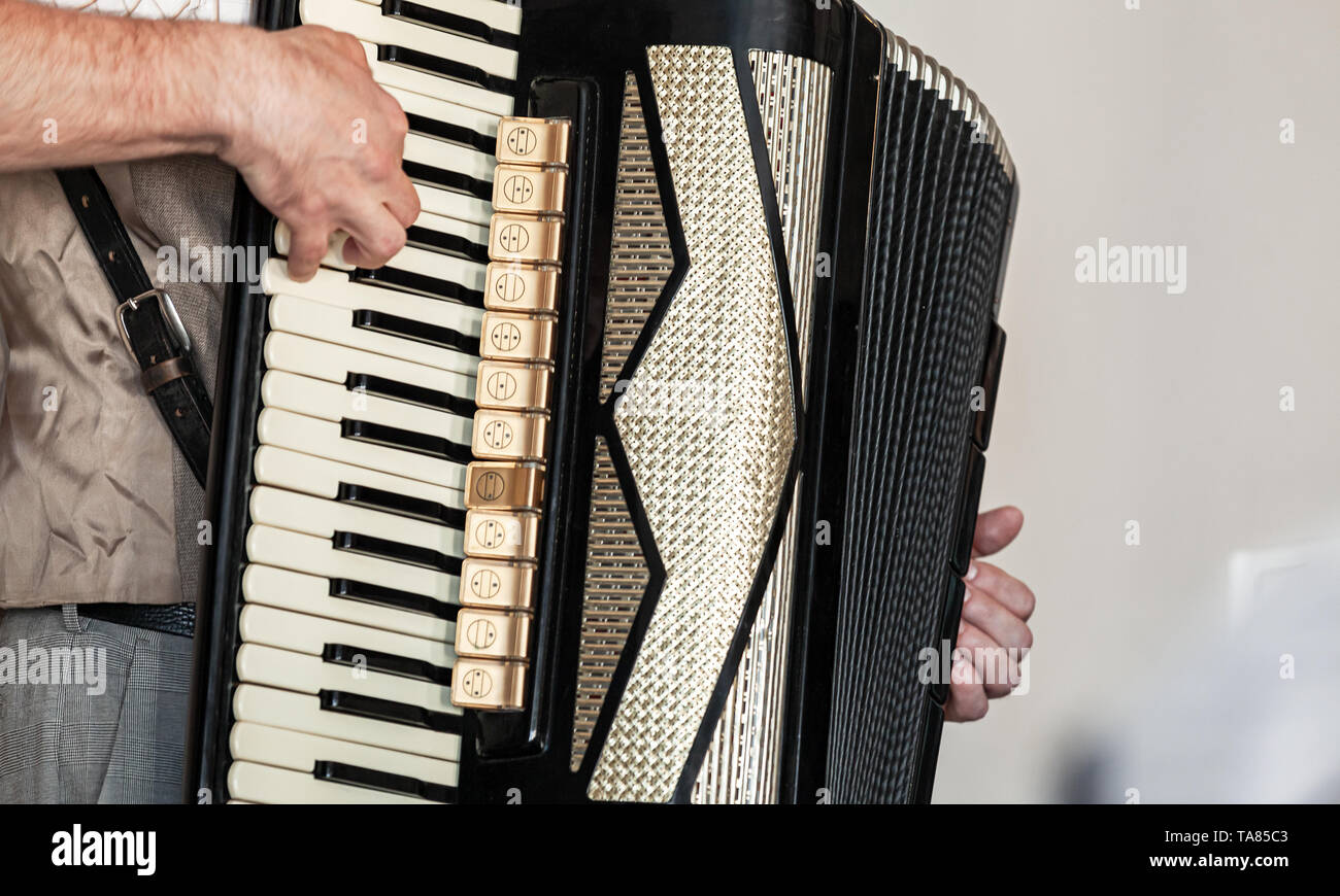 L'accordéoniste joue vintage accordéon. Close-up photo en noir et blanc avec soft focus sélectif Banque D'Images