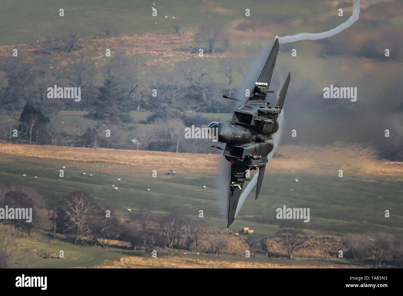 USAF F-15E Strike Eagle volant bas niveau à l'aide de la boucle de Mach au Pays de Galles, Royaume-Uni Banque D'Images