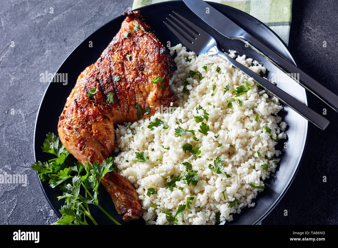 Croustillant de poulet rôti au four servi avec des cuisses de riz ou de ...