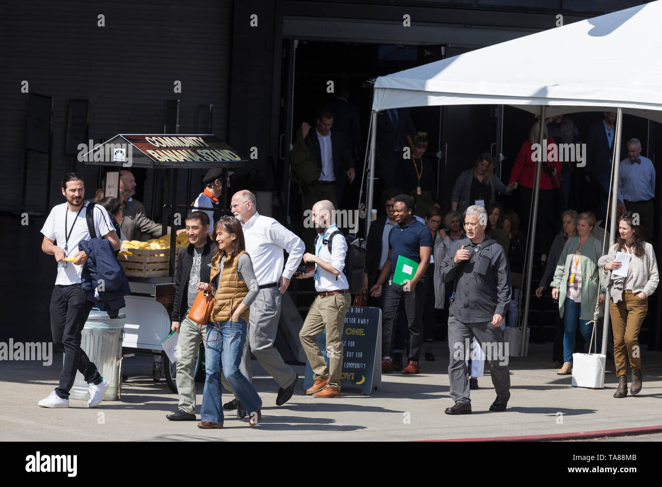 Seattle, Washington : Amazon actionnaires s'arrêter au stand de la banane de la Communauté qu'ils quittent l'Amazone 2019 Assemblée annuelle des actionnaires à Fremont Studios. Les participants à la réunion annuelle ont voté sur un grand nombre de propositions d'actionnaires sur des questions comme le changement climatique et de rémunération entre les sexes ainsi que Rekognition, Amazon la controversée la technologie de reconnaissance des visages. Banque D'Images